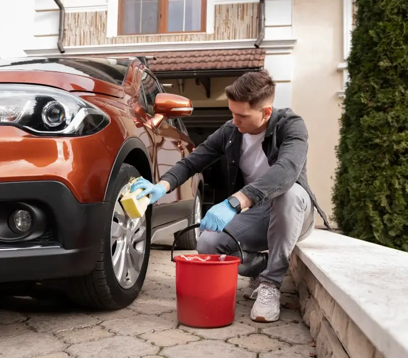 Lavage auto à domicile Fontvieille : professionnel intervenant sur un véhicule